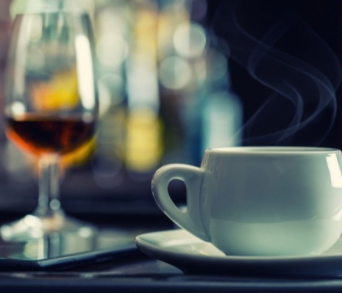 Καφές μετά το αλκοόλ: Πόσο αποτελεσματικός είναι;