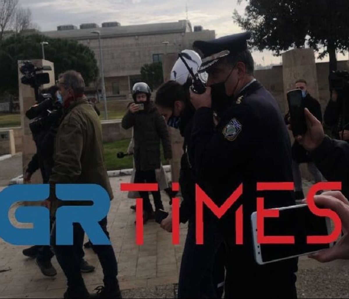 Θεοφάνεια - Θεσσαλονίκη: Ένταση έξω από τον Λευκό Πύργο - Άτομα έριξαν τον Σταυρό