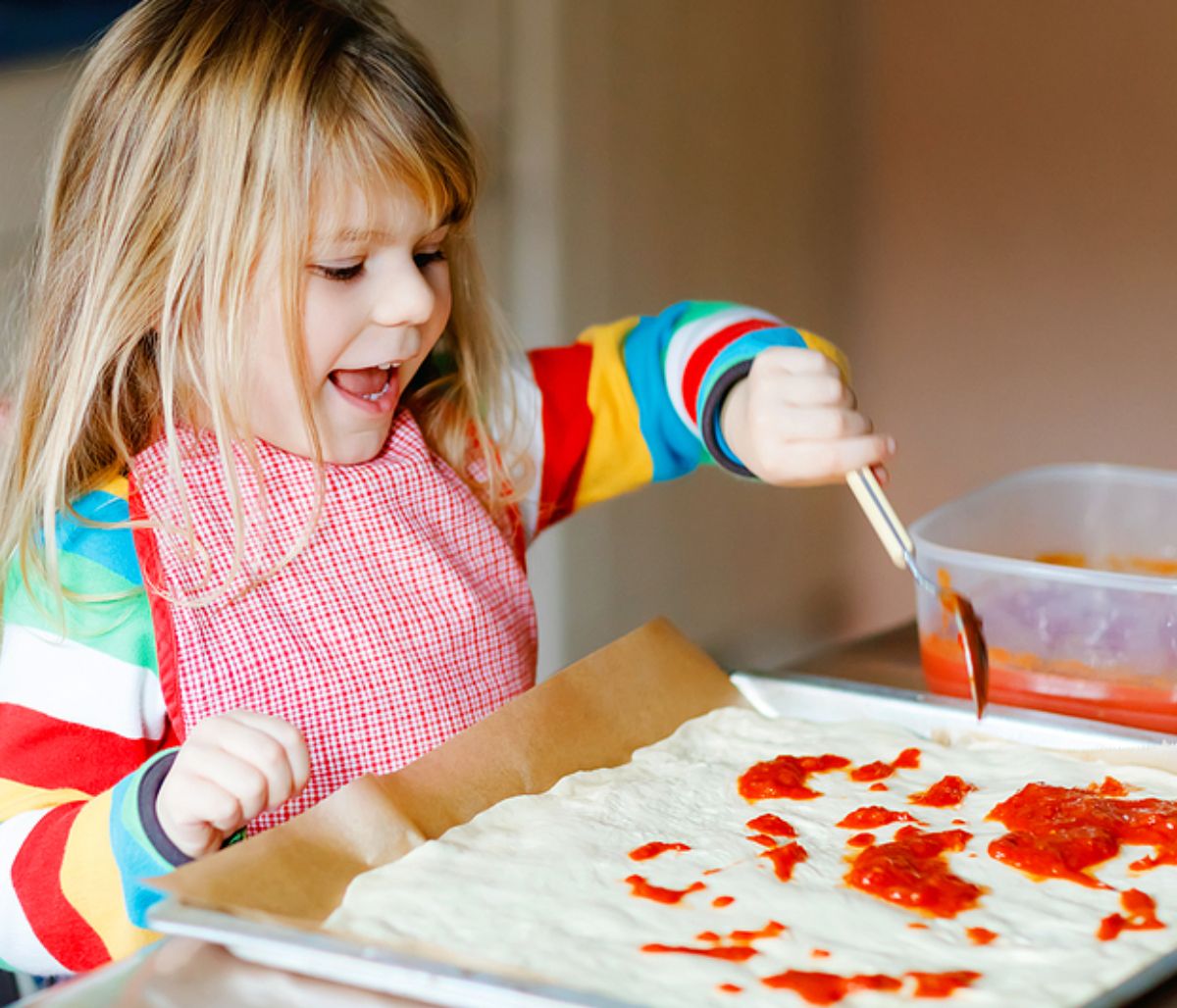 Πανεύκολη ζύμη για πίτσα με γιαούρτι και ένα ακόμα υλικό (vid)