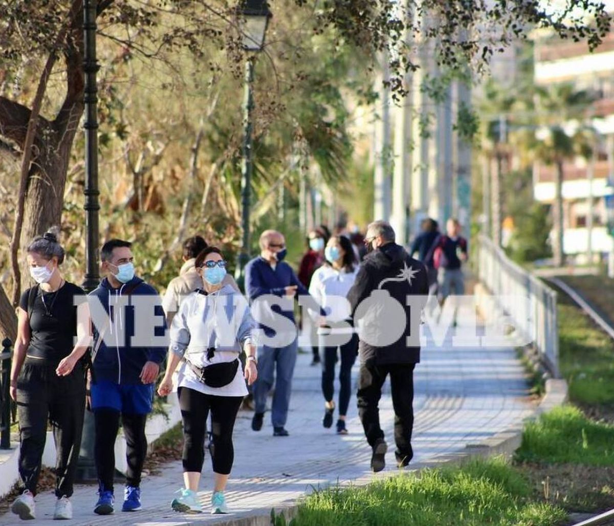 Ποιο lockdown; Βόλτες στη λιακάδα οι Αθηναίοι - Χαμός σε παραλιακή, Πάρνηθα και πάρκα της Αθήνας