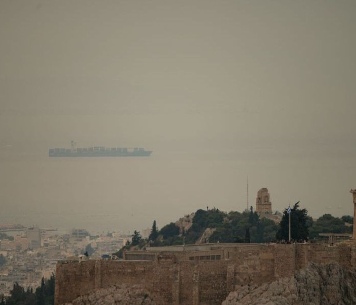 Καιρός ΤΩΡΑ: Προσοχή! Αποπνικτική ατμόσφαιρα στην Αθήνα – Αφρικανική σκόνη λίγο πριν τις καταιγίδες