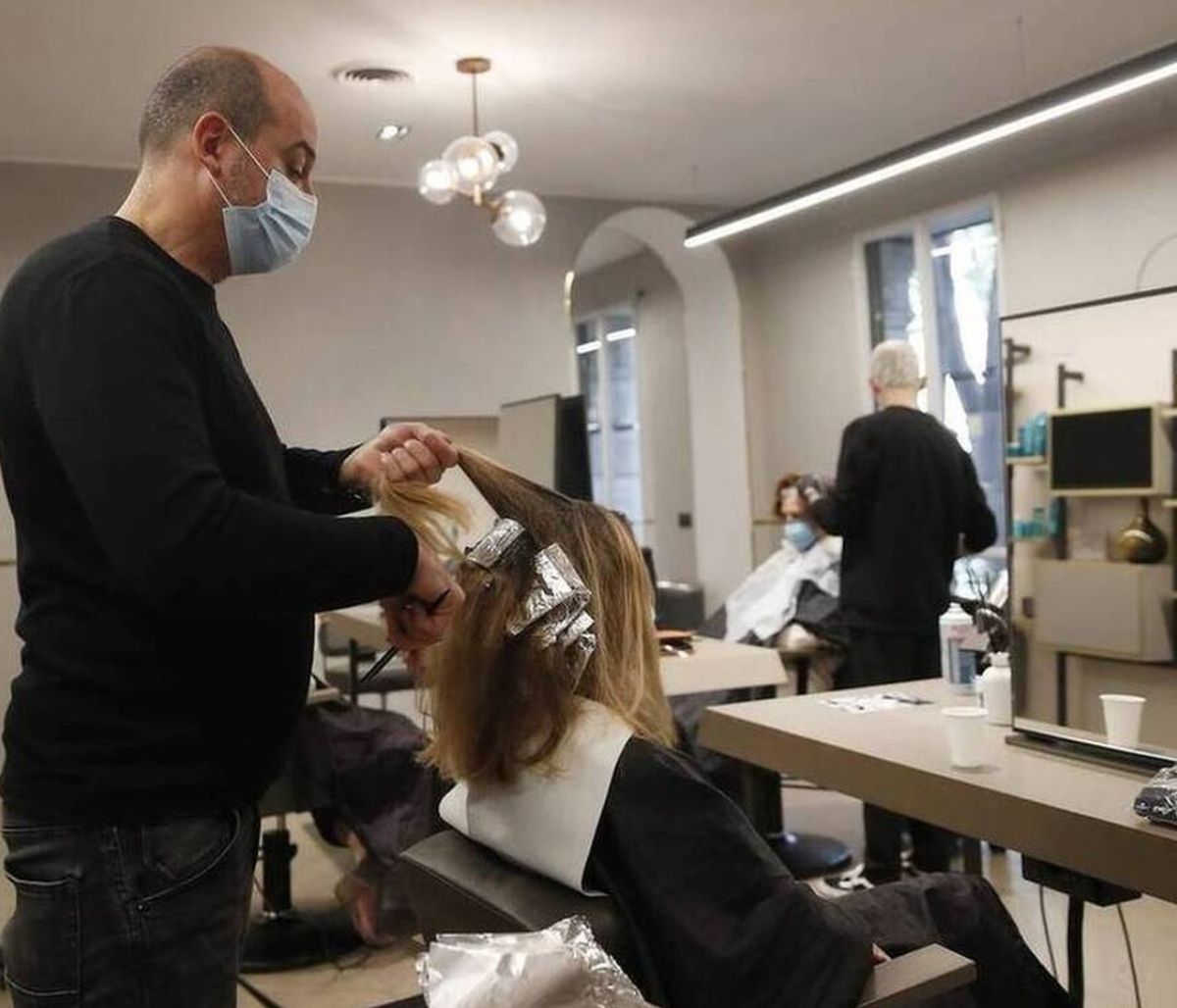 Ανοίγουν τα κομμωτήρια: Πώς θα μπορείτε να τα επισκεφτείτε