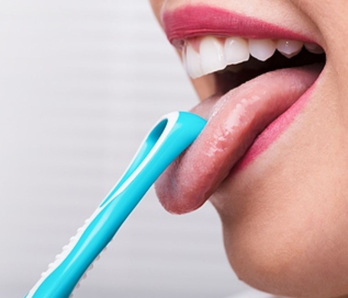 Γιατί πρέπει να βουρτσίζετε τη γλώσσα σας (εικόνες)