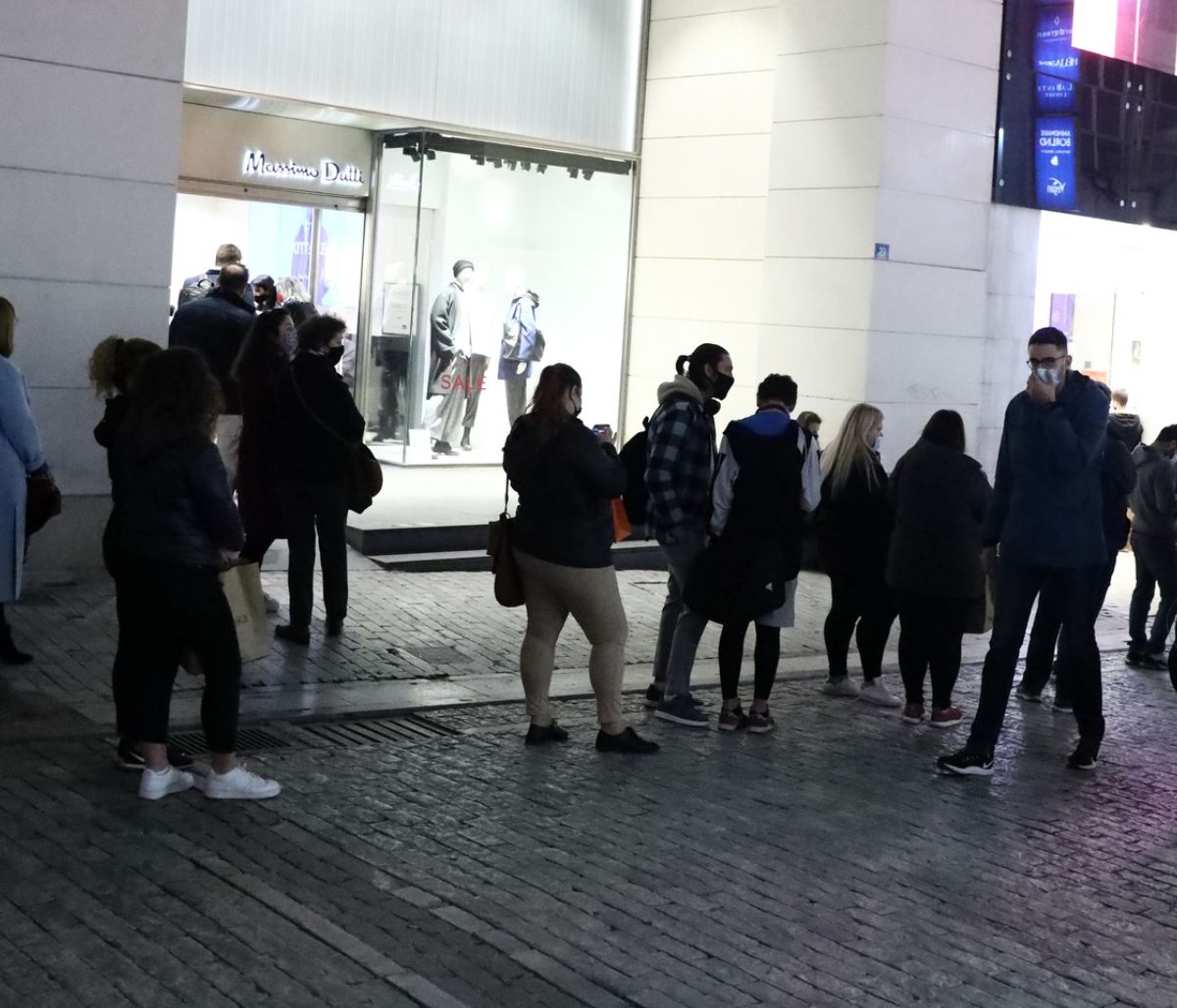 Ανοιχτά καταστήματα: Γιατί δεν θα μπει «κόφτης» στα SMS και χρονόμετρο στις αγορές