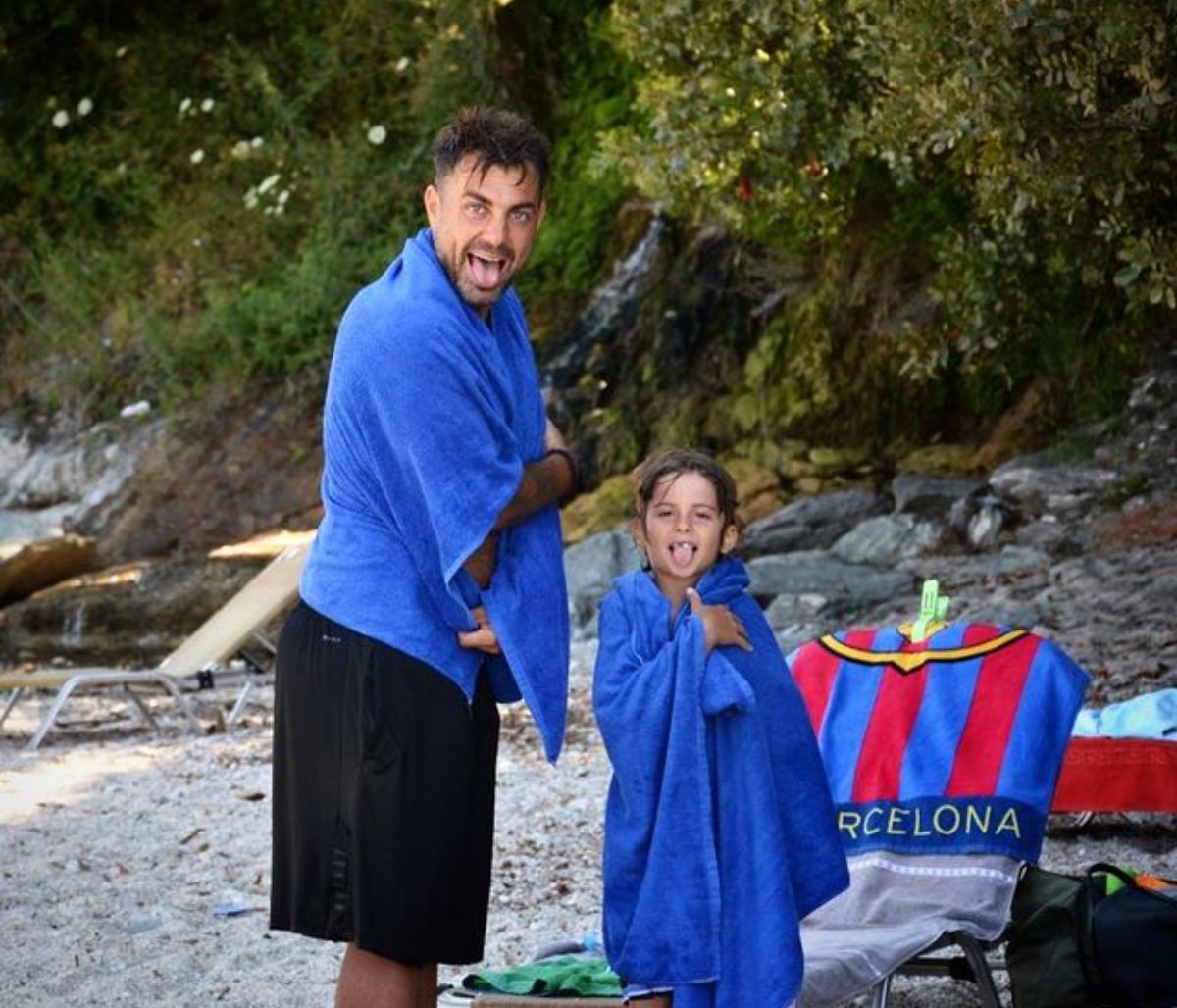 Στέλιος Χανταμπάκης: Μετέτρεψε το σαλόνι σε γήπεδο ποδοσφαίρου