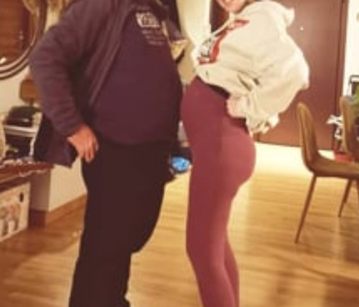 Γνωστή Ελληνίδα εγκυμονούσα ποζάρει στον φακό με τον μπαμπά της