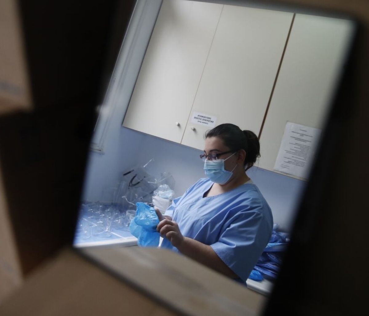 Κρούσματα σήμερα: 1.410 νέα ανακοίνωσε ο ΕΟΔΥ - 21 θάνατοι σε 24 ώρες, στους 293 οι διασωληνωμένοι