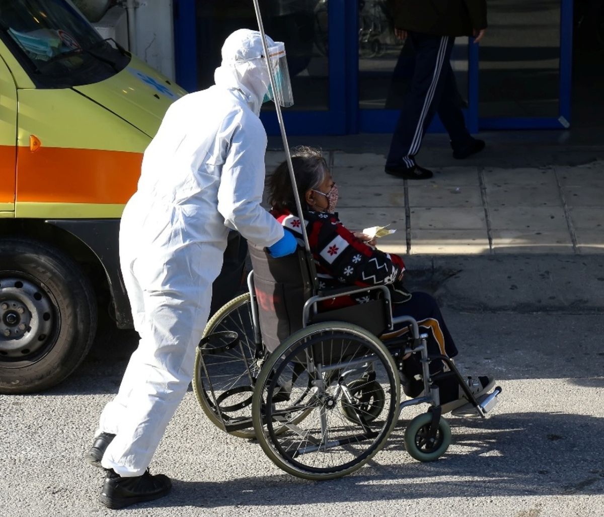 Ρεπορτάζ Newsbomb.gr: 90% η πληρότητα των ΜΕΘ στην Αττική – Γέμισαν οι κλινικές και βγήκαν ράντζα