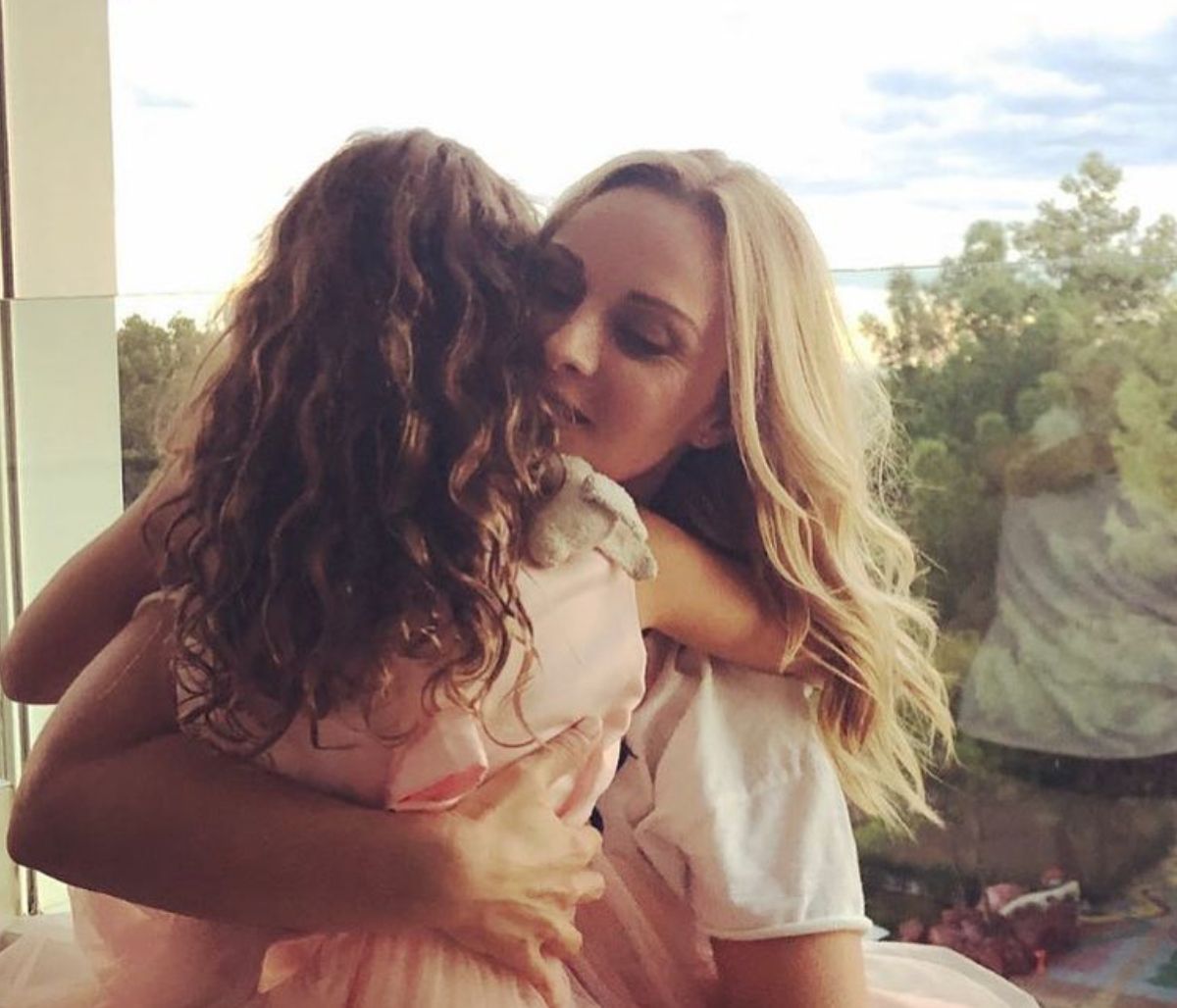 Ηλέκτρα Λύρα: Κούκλα, σγουρομάλλα και ίδια η μαμά της