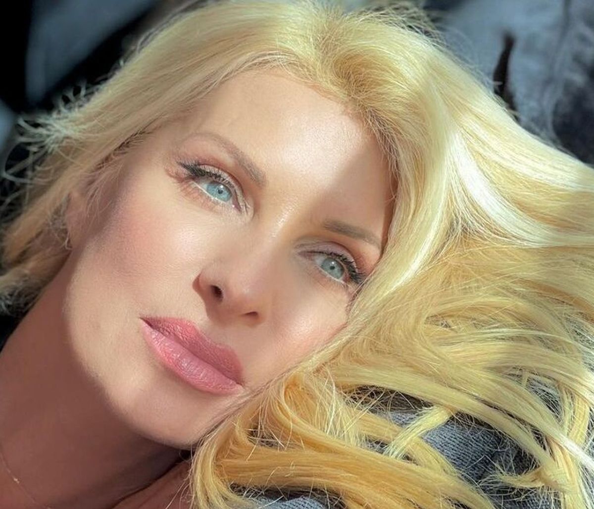 Ελένη Μενεγάκη: Αμακιγιάριστη στα 51 της ποζάρει ξαπλωμένη στο κρεβάτι!