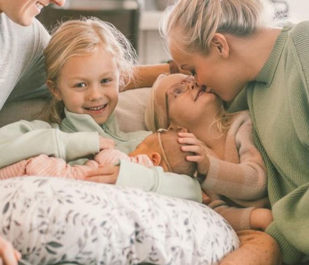 Οι φωτογραφίες μιας μαμάς με τις τρεις κόρες έχουν ενθουσιάσει το διαδίκτυο