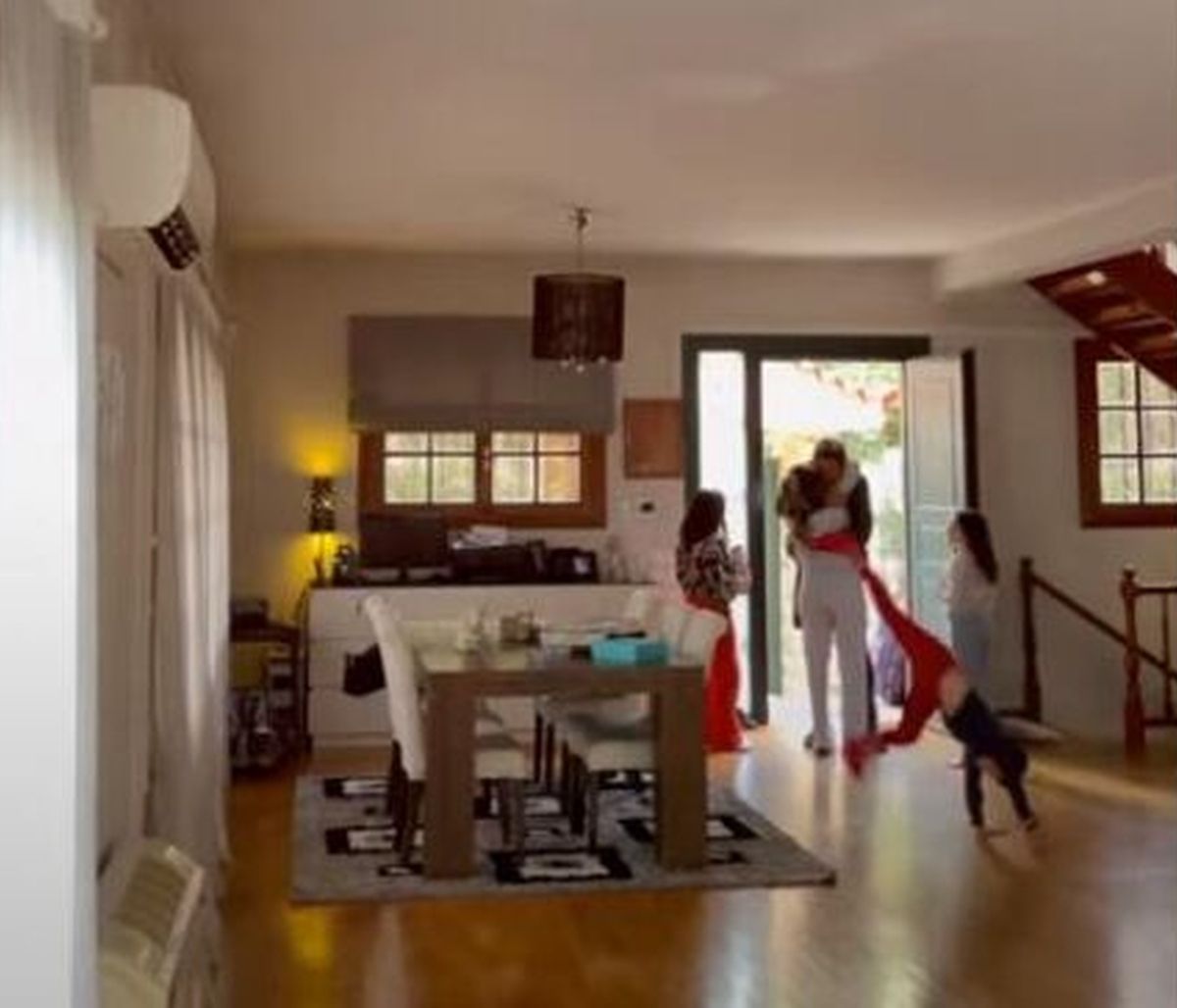 Survivor: Με τσιρίδες, αγκαλιές και ουρλιαχτά υποδέχτηκαν τον Καλλίδη στο σπίτι!