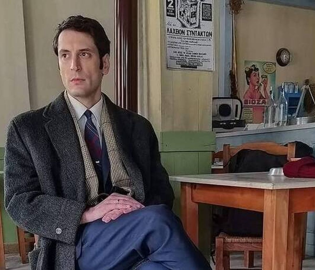 Άγριες Μέλισσες: Ο εισαγγελέας Γραμματικός είναι ερωτευμένος! Η σύντροφός του είναι μία κούκλα!