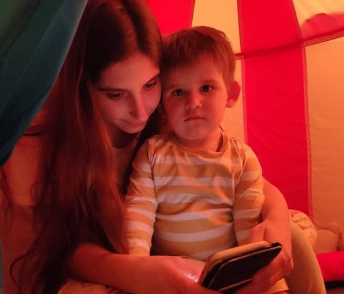 Φωτεινή Αθερίδου: Αυτή κι αν είναι αστεία φώτο με τον γιο της - Δείτε την