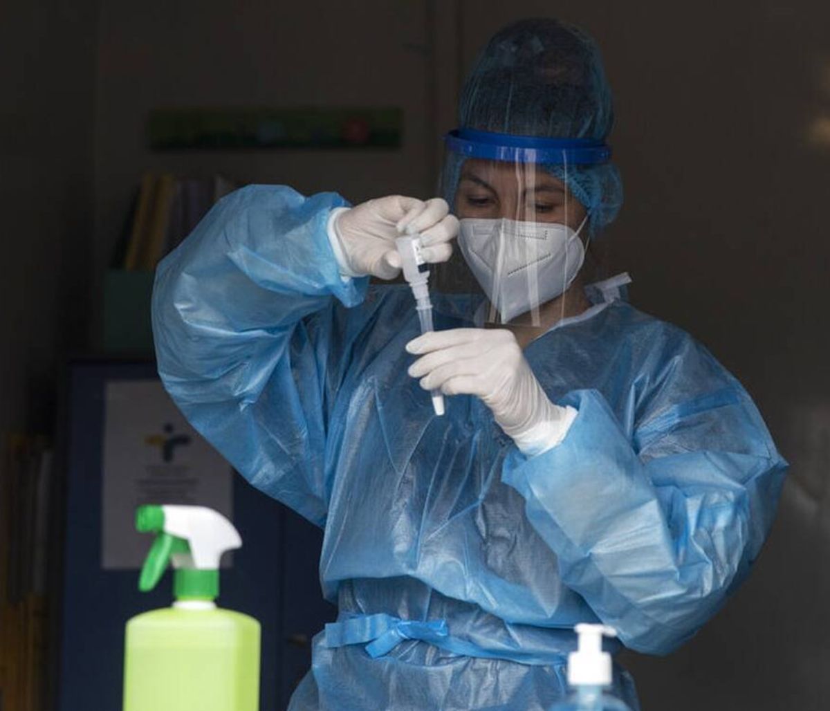 Κρούσματα σήμερα: 2.411 νέα ανακοίνωσε ο ΕΟΔΥ -  67 θάνατοι σε 24 ώρες, στους 837 οι διασωληνωμένοι