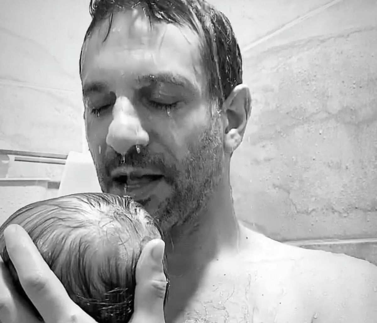 Γιώργος Χρανιώτης: Στην ντουζιέρα με τον γιο του - Απολαυστικά στιγμιότυπα