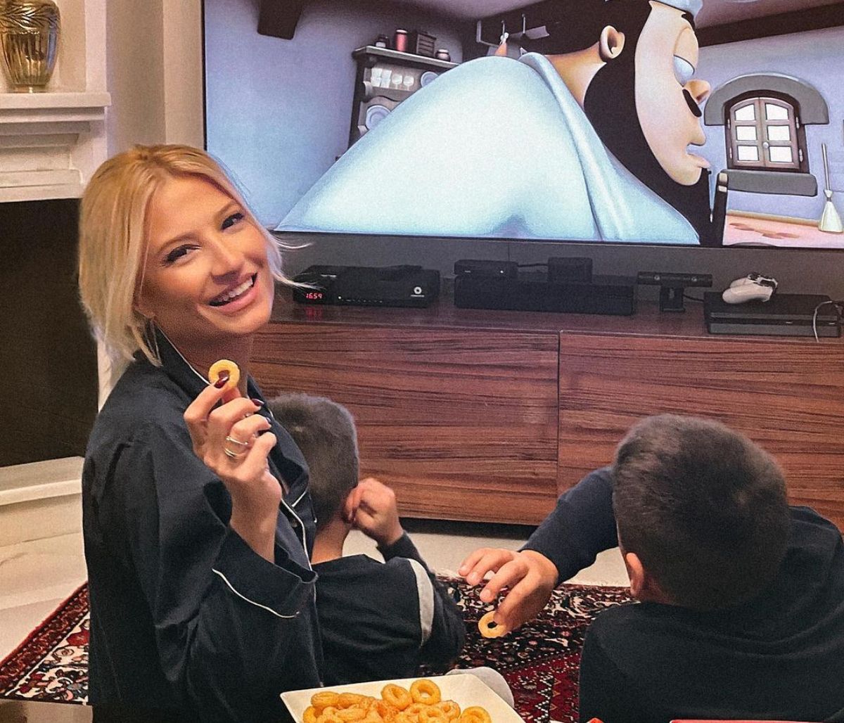 Φαίη Σκορδά: Τα self test των γιων της & οι αγκαλιές πριν την επιστροφή στο σχολείο