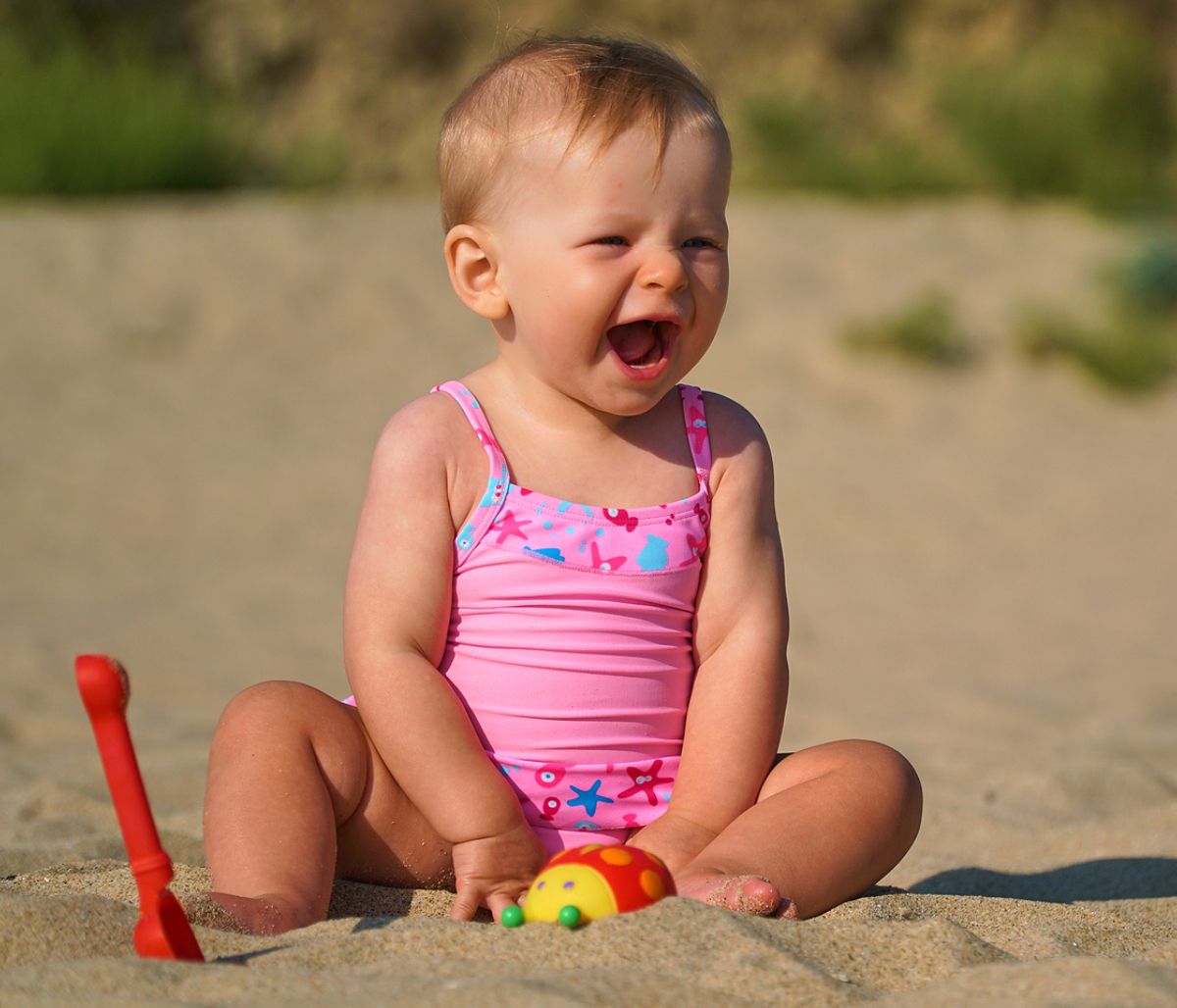 5+1 tips για να προστατεύσετε το μωρό από τη ζέστη