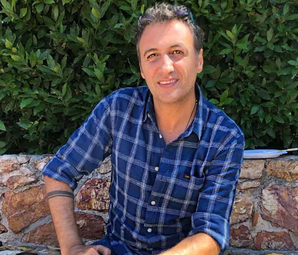 Βαγγέλης Αλεξανδρής: Βόλτα με τον γιο του στην παιδική χαρά