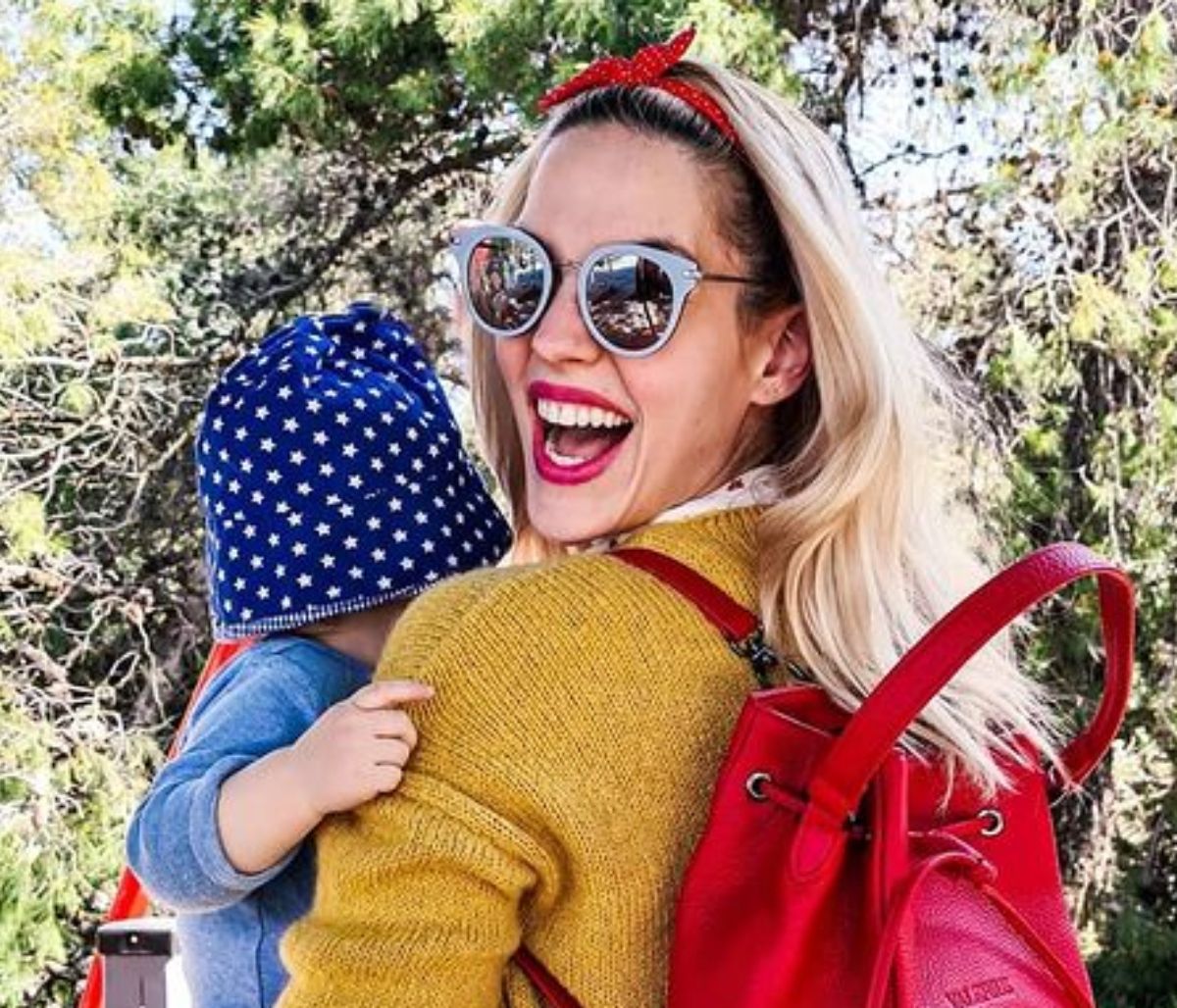 Μαντώ Γαστεράτου: Κάνει κούνια αγκαλιά με τον γιο της (pics)