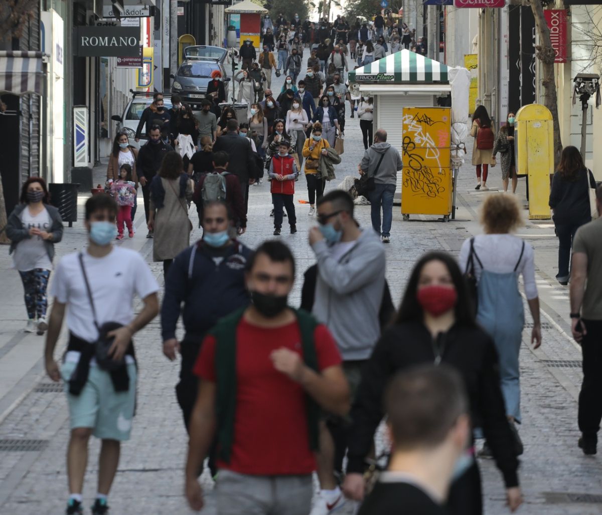 Πελώνη: Μέσα στην ημέρα η απόφαση για τη μη χρήση μάσκας σε εξωτερικούς χώρους