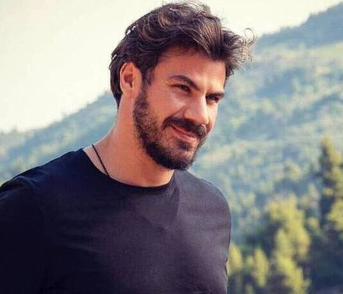 Άκης Πετρετζίκης: Δημοσίευσε την πρώτη φώτο της συντρόφου του με φουσκωμένη κοιλίτσα!