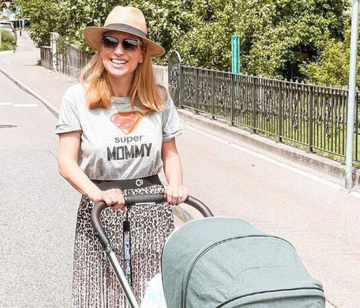 Μαρία Ηλιάκη: Θηλάζει τη νεογέννητη κόρη της (Photos)