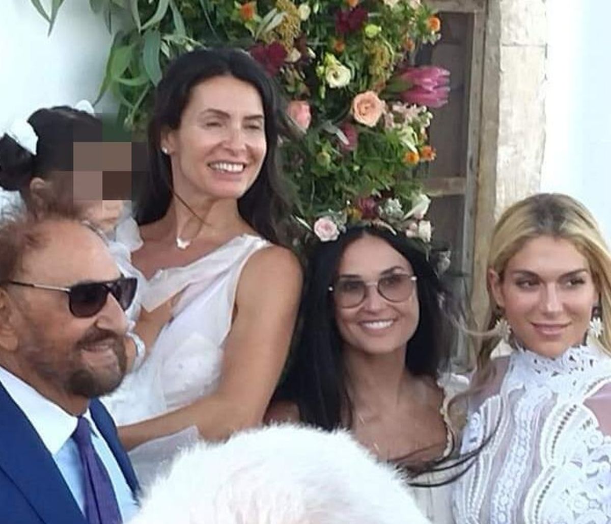 Νονά η Demi Moore σε βάφτιση στη Σητεία (photos)