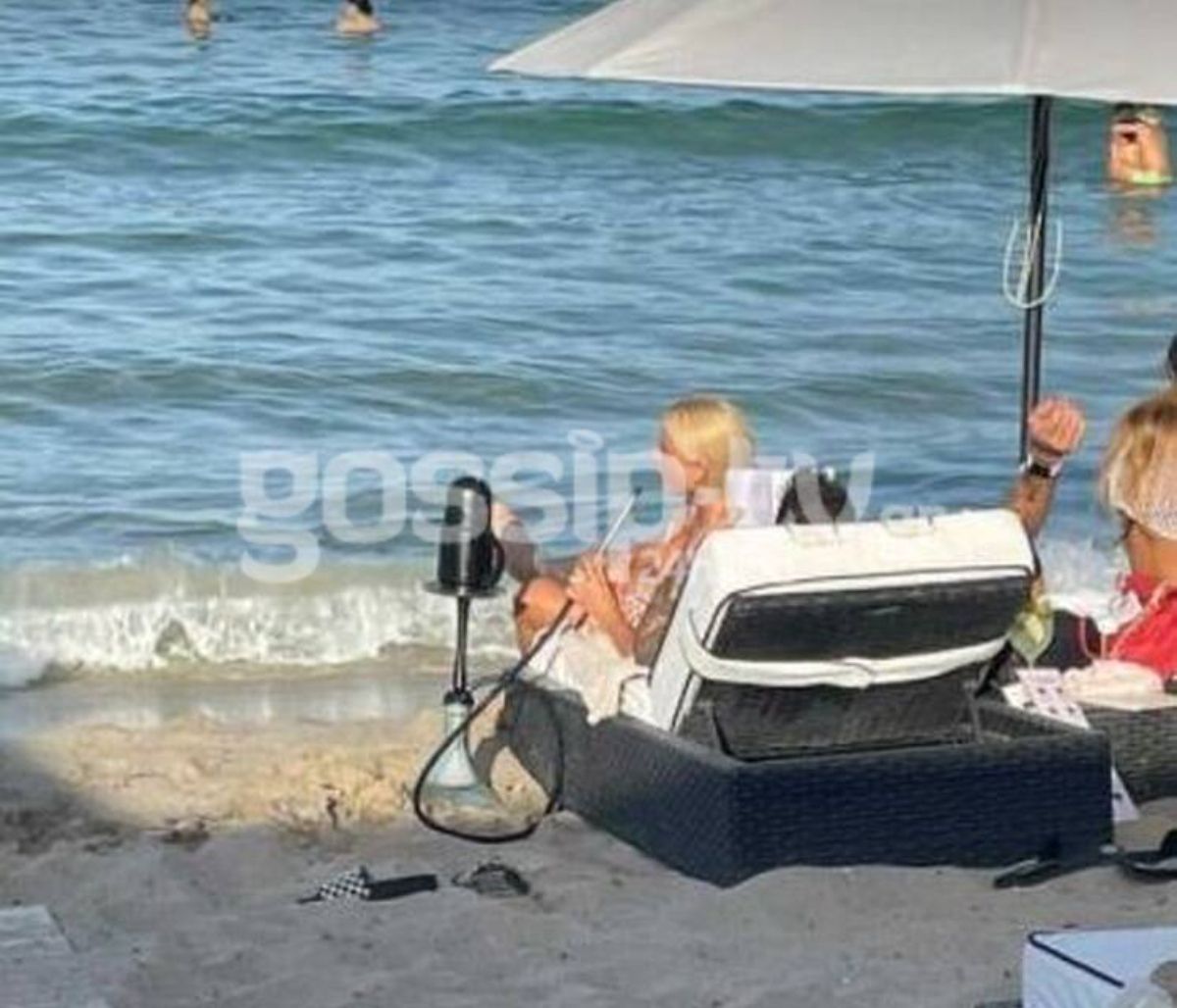 Αποκλειστικό: Τούνη - Αλεξάνδρου: Κάνουν διακοπές στη Χαλκιδική και μοιράζονται την ίδια ξαπλώστρα