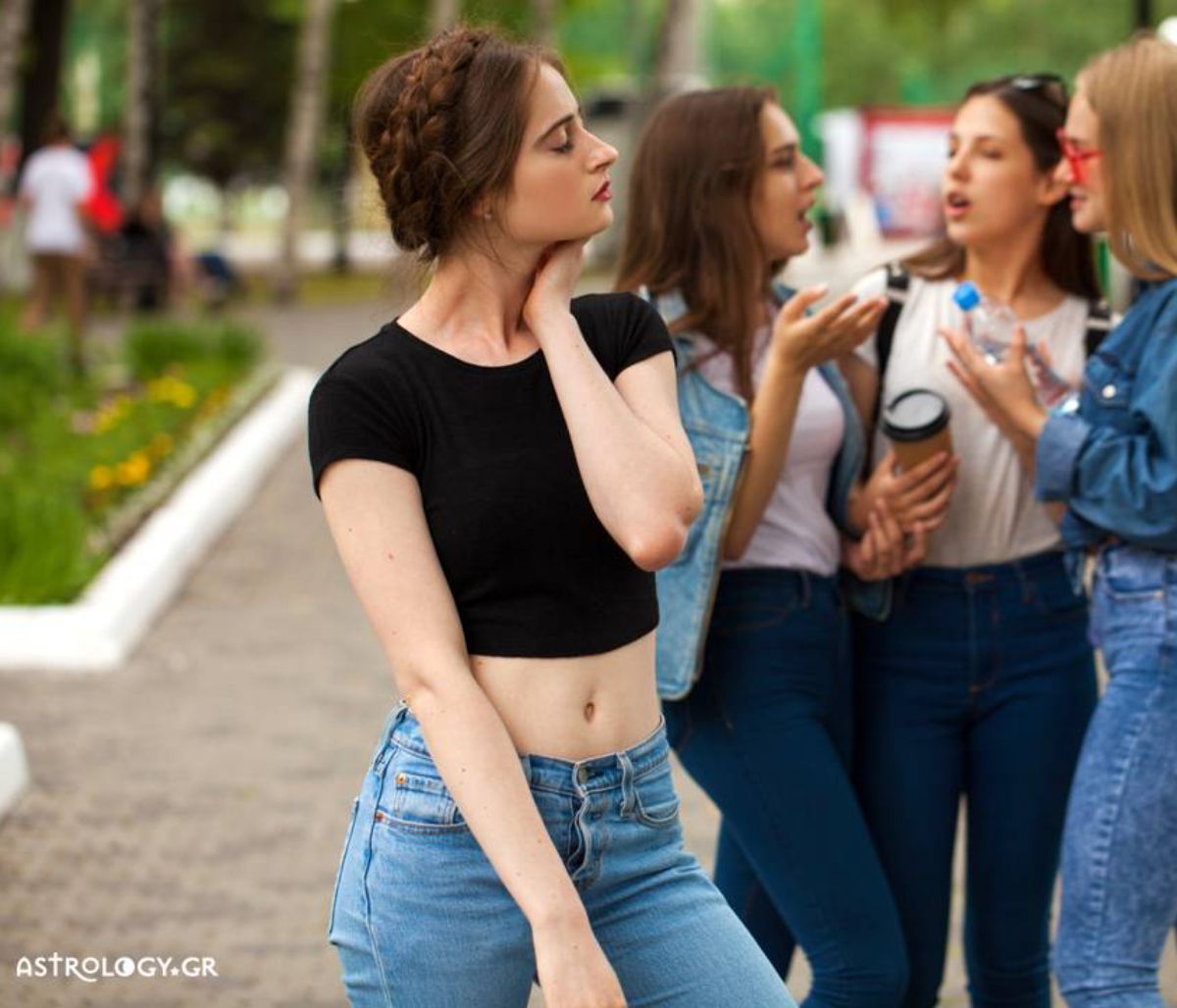 Τα 5 ζώδια που δεν κάνουν εύκολα «κολλητούς» φίλους!