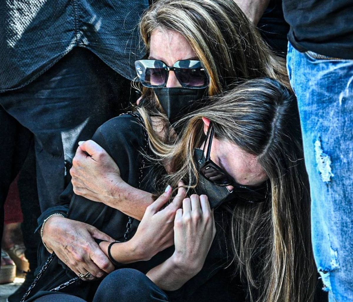 Κηδεία Βοσκόπουλου: Η σπαρακτική φώτο της κόρης του Μαρίας στην αγκαλιά της Αντζελας Γκερέκου