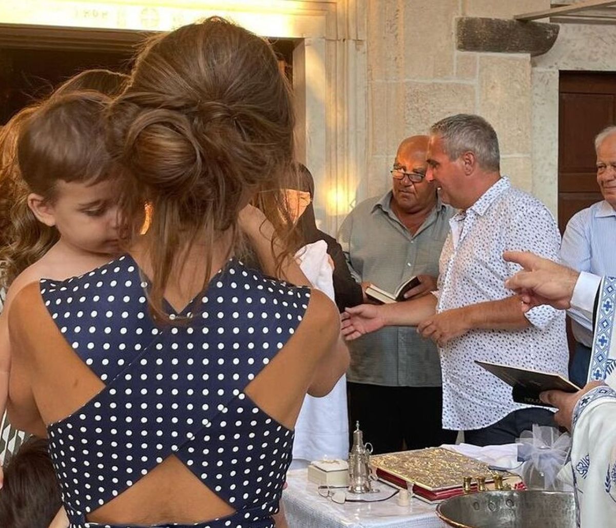 Από το Λος Άντζελες στην Αίγινα για να βαφτίσει τον γιο της!