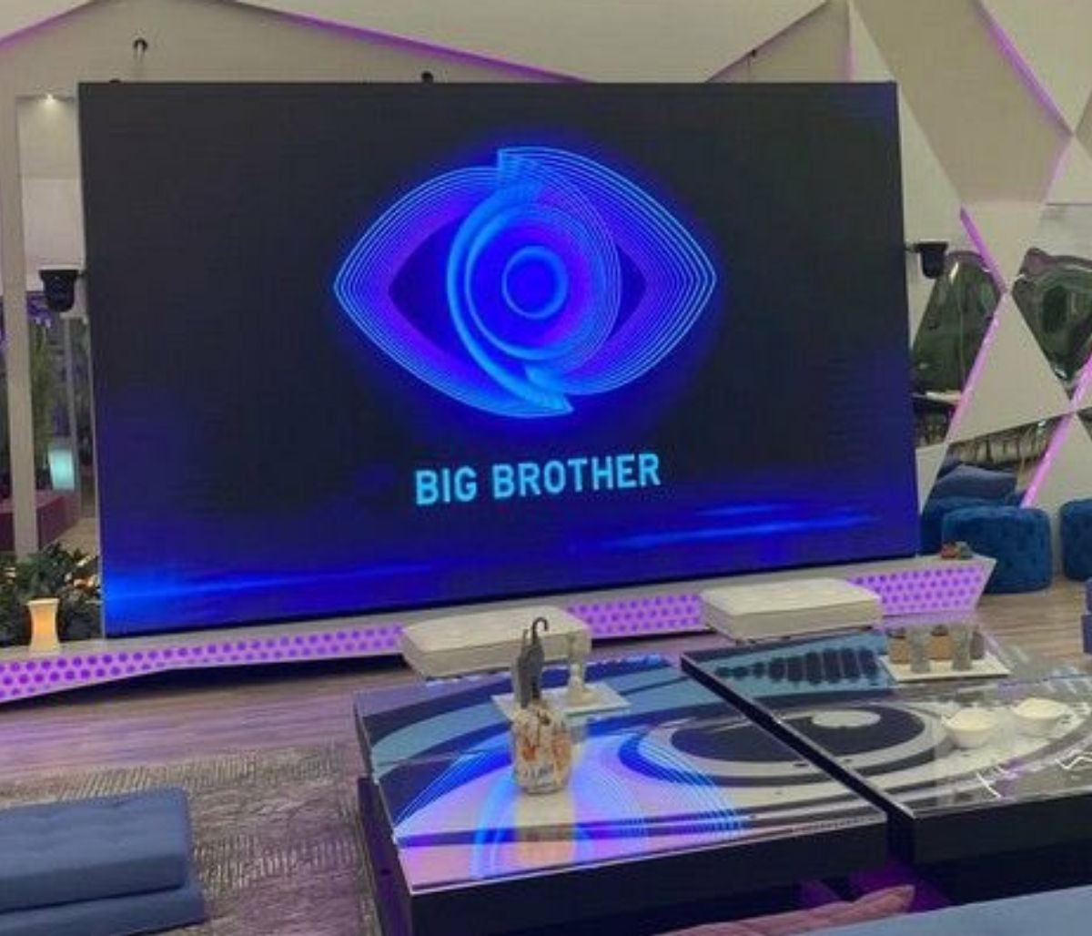 Big Brother: Ανατροπή! Αποθέωση στο Twitter για παίκτρια που δεν μπήκε στο σπίτι (pics+vids)