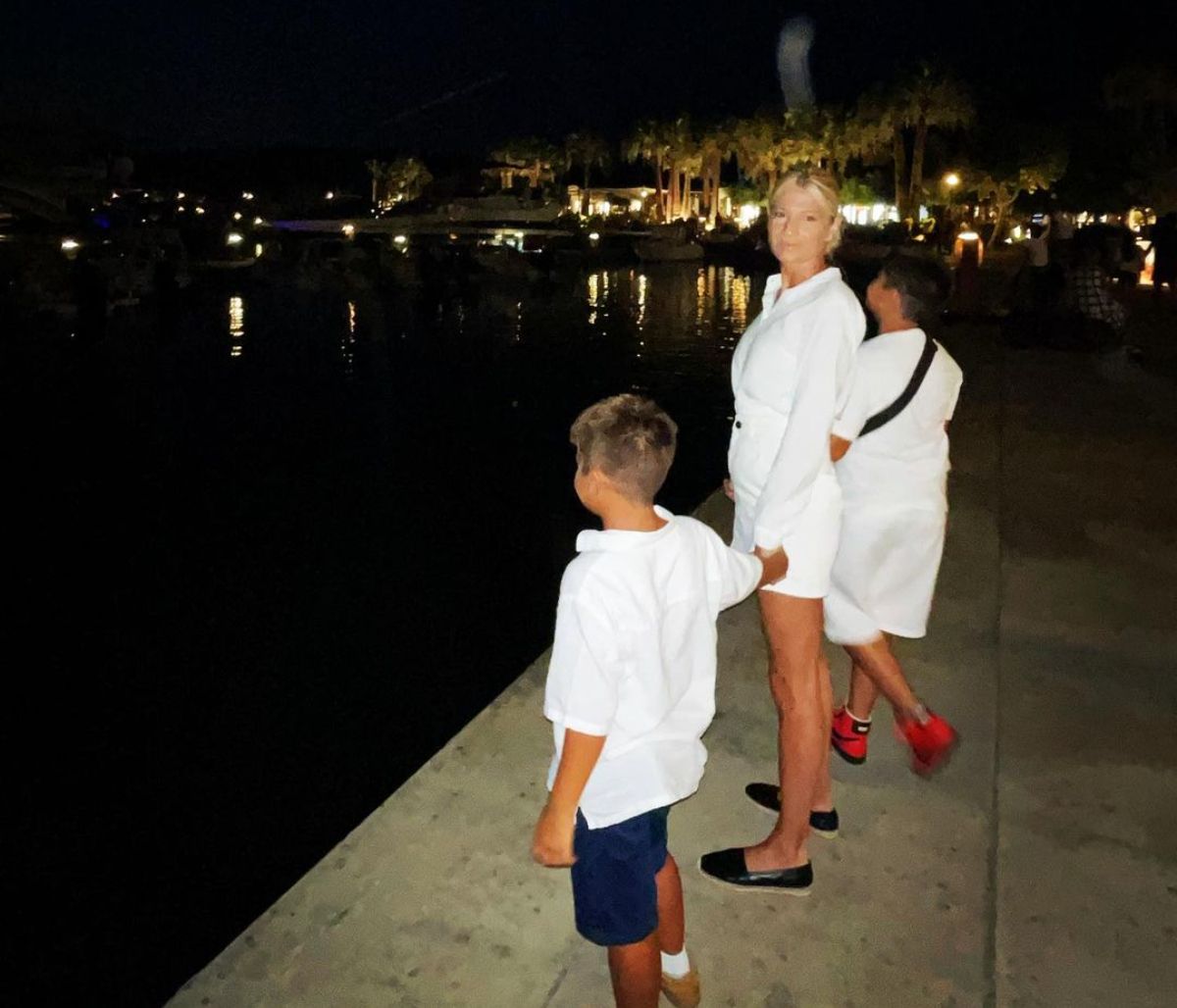 Φαίη Σκορδά: Φιλιά, ταινία και αγκαλιές με τους γιους της (εικόνες)