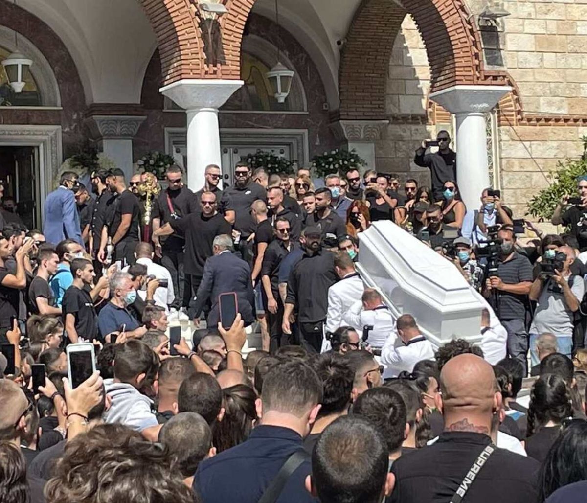 Κηδεία Mad Clip: Συγκλονιστικές εικόνες – Το λευκό φέρετρο και το δυνατό τελευταίο χειροκρότημα