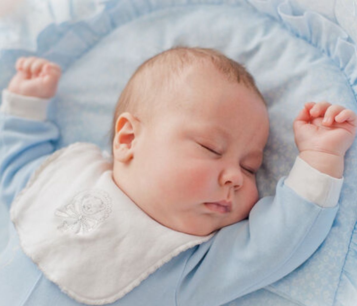 Γιατί ξυπνάει το μωρό όταν το ξαπλώνω στην κούνια;