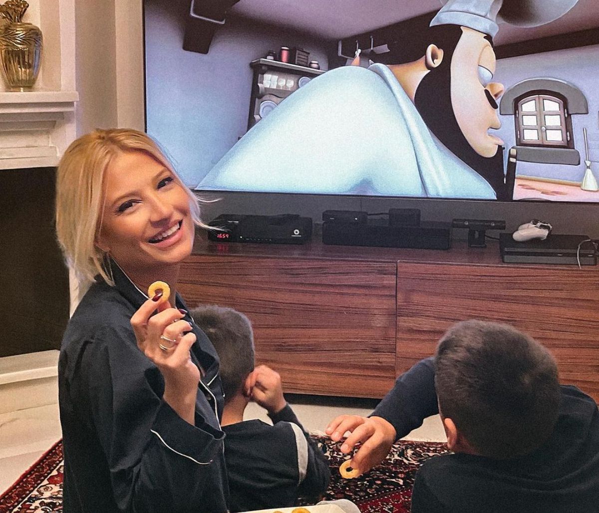 Φαίη Σκορδά: Άρχισε σιγά σιγά να στολίζει - Δείτε το χριστουγεννιάτικο δέντρο της