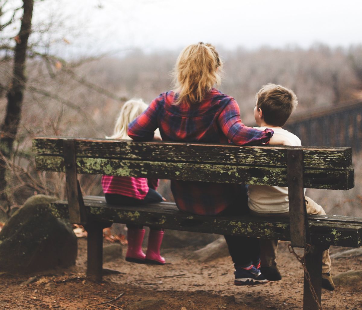 Γονείς και  burnout: Συμπτώματα, κίνδυνοι και πώς να τα βγάλετε πέρα