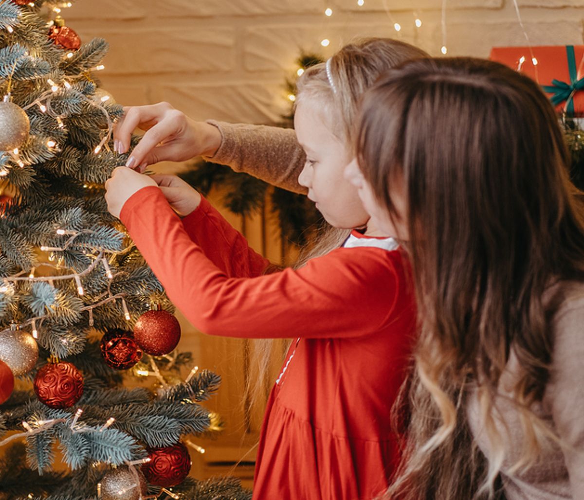 Όσοι στολίζουν νωρίς για τα Χριστούγεννα είναι ευτυχισμένοι, υποστηρίζει έρευνα