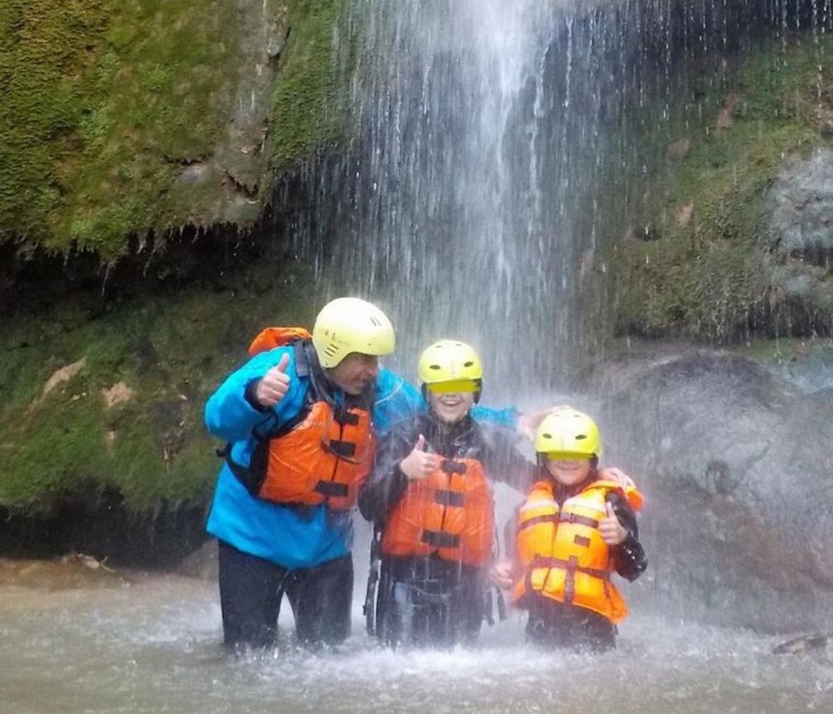 Γιώργος Λιάγκας:Βουτιά στα παγωμένα νερά του Λούσιου ποταμού με τους γιους του