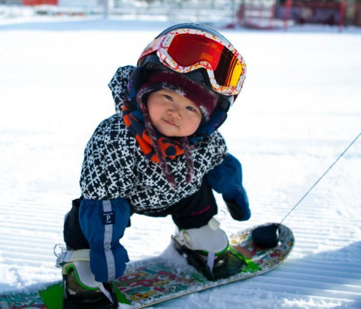 11 μηνών snowboarder ενθουσίασε το διαδίκτυο τα τελευταία 24ωρα (vid)