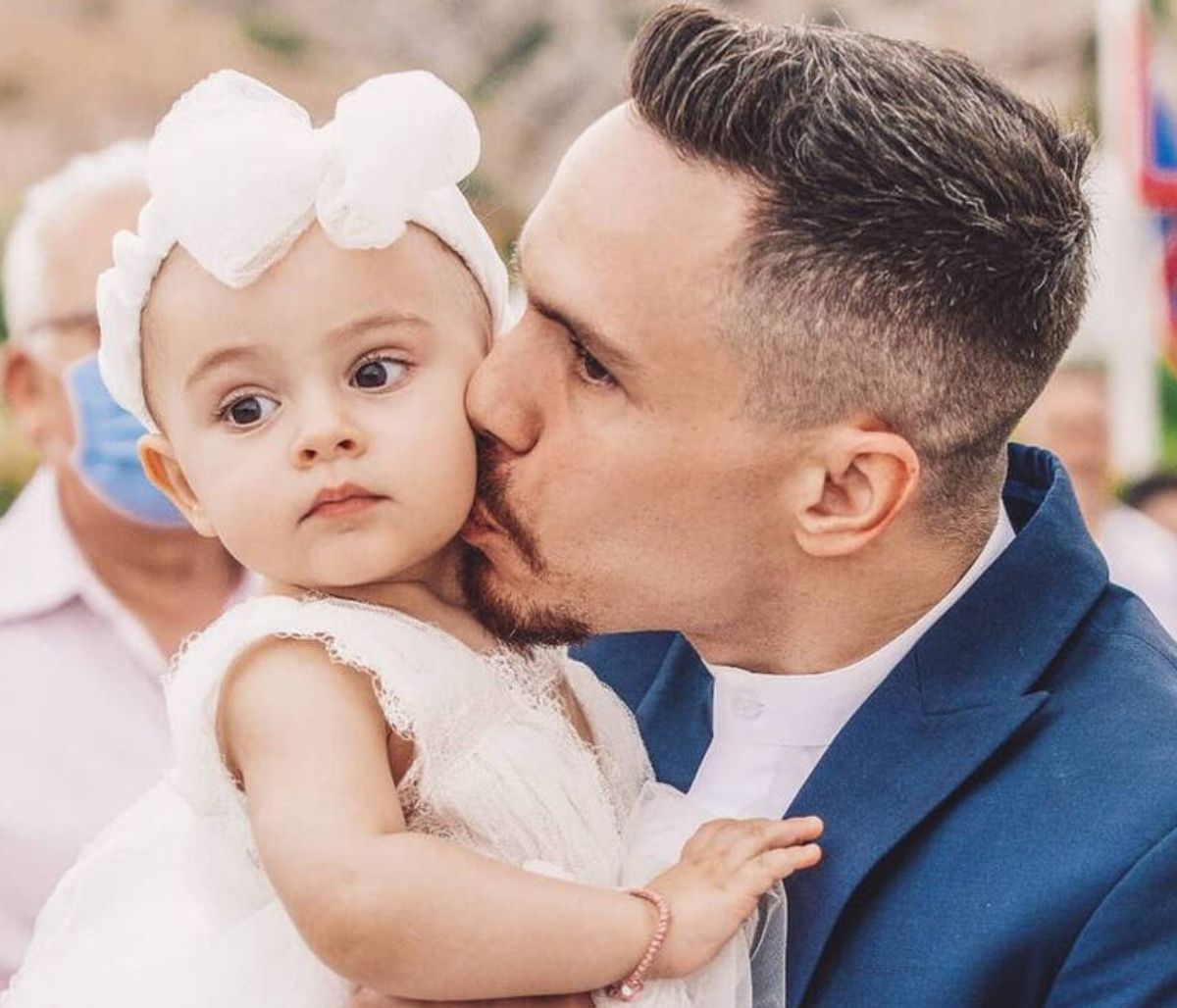 Λευτέρης Πετρούνιας: Στην παιδική χαρά με την κόρη του (εικόνες)