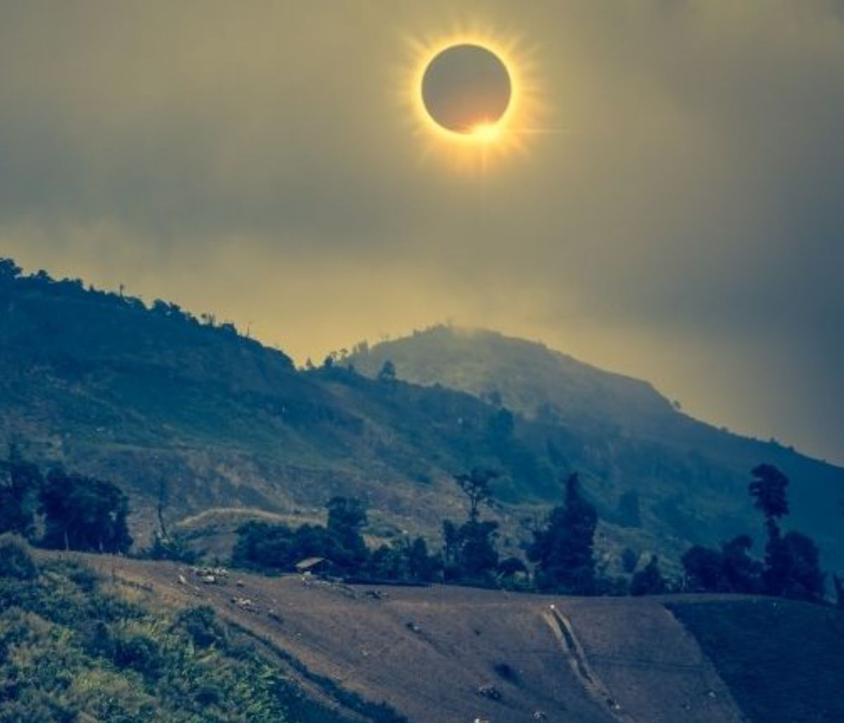 Ζώδια Σήμερα 04/12: Νέα Σελήνη & Ηλιακή έκλειψη στον Τοξότη – Λίγο ρέγουλα δε βλάπτει