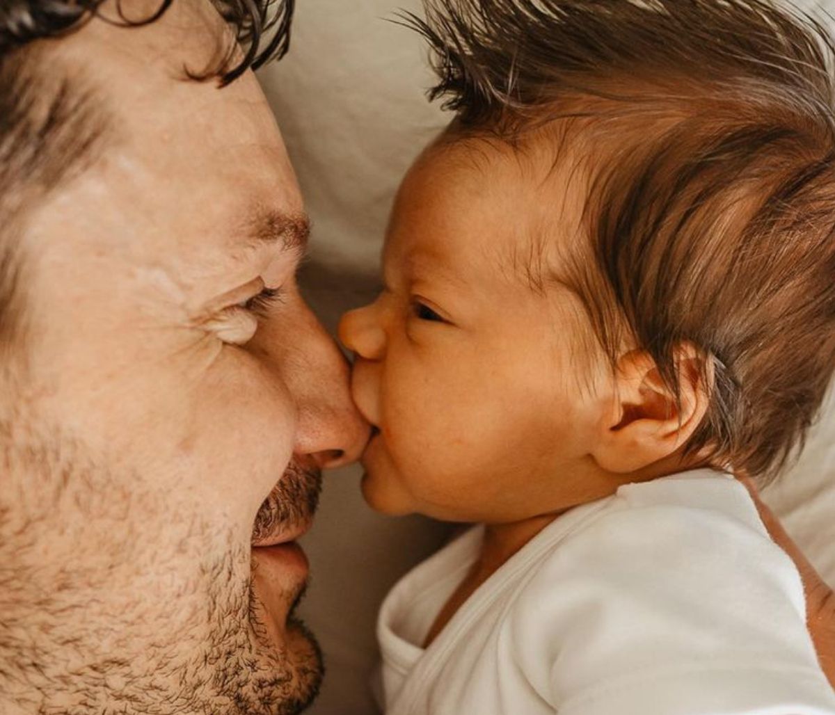 Μπαμπάδες εν δράσει: Μοναδικές φωτογραφίες μπαμπάδων με τα μωρά τους