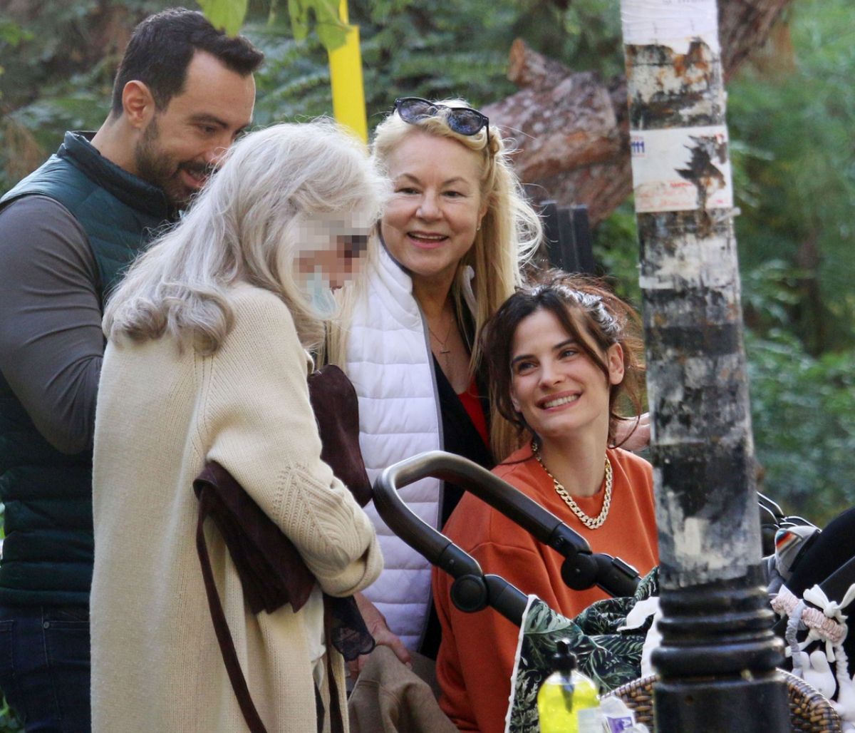 Μπόμπα – Τανιμανίδης: Βόλτα στη στολισμένη Αθήνα με την Ματούλα Τανιμανίδη και τις δίδυμες