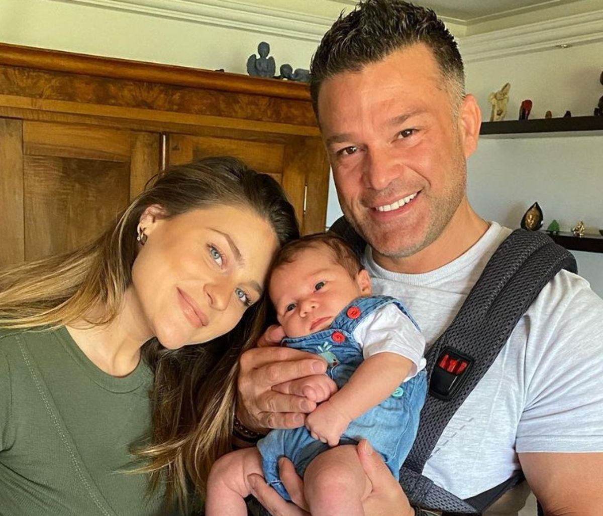 Κώστας Σόμμερ: Δείτε τον να κάνει baby swimming με τον μόλις 3 μηνών γιο του