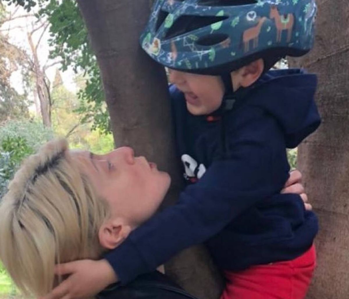 Σία Κοσιώνη: Ο γιος της κάνει ποδήλατο στην όμορφη Πλάκα (εικόνες)