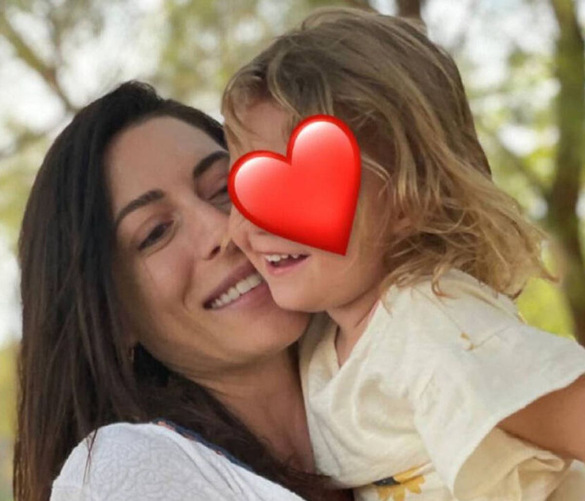 Φλορίντα Πετρουτσέλι: Η κόρη της παρακολουθεί ταινία φορώντας ουρά γοργόνας