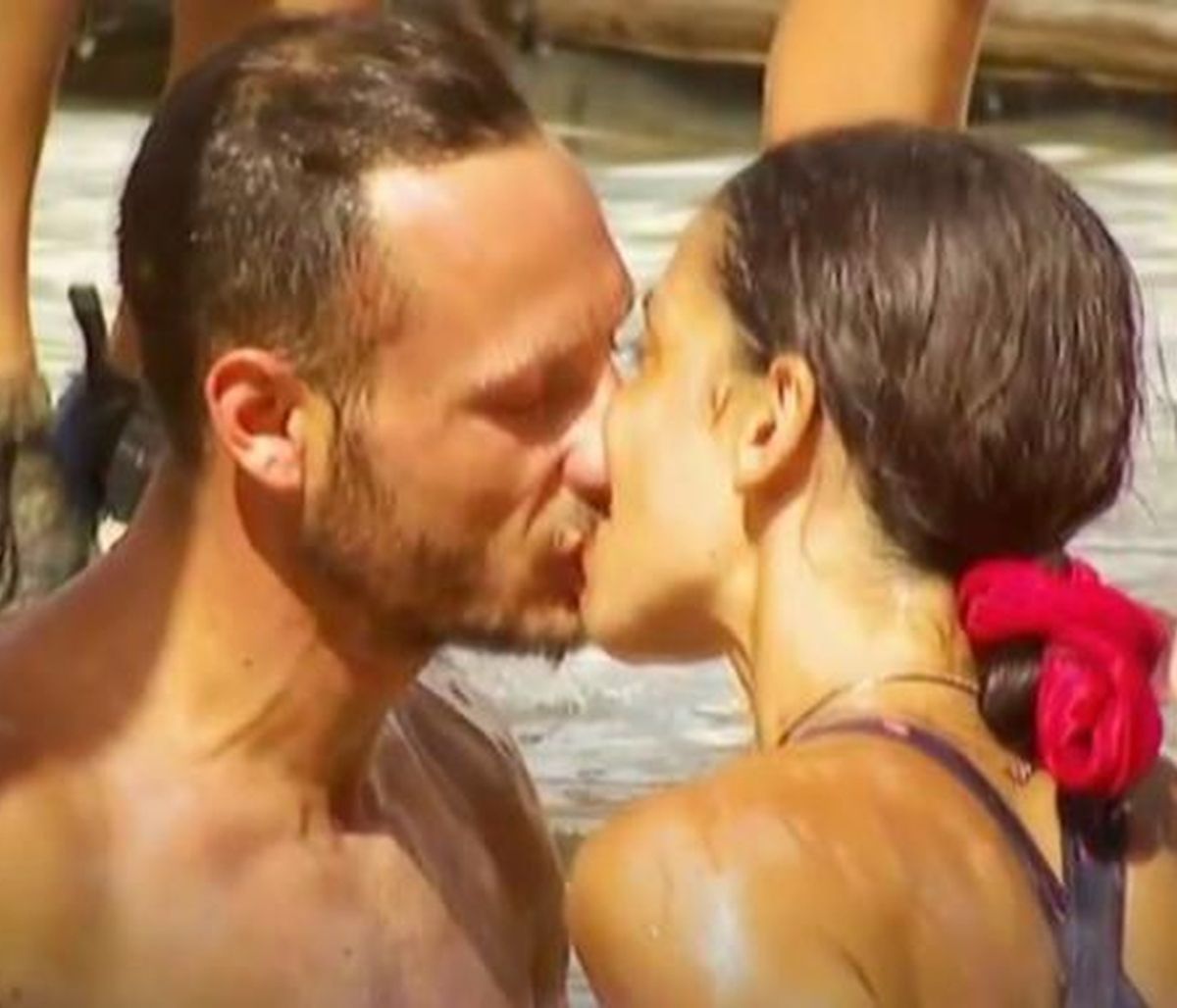 Survivor: Χαμός απόψε με το καυτό φιλί που ανταλλάσσουν Μυριέλλα-Κατσαούνης! Η αντίδραση του Βαλάντη