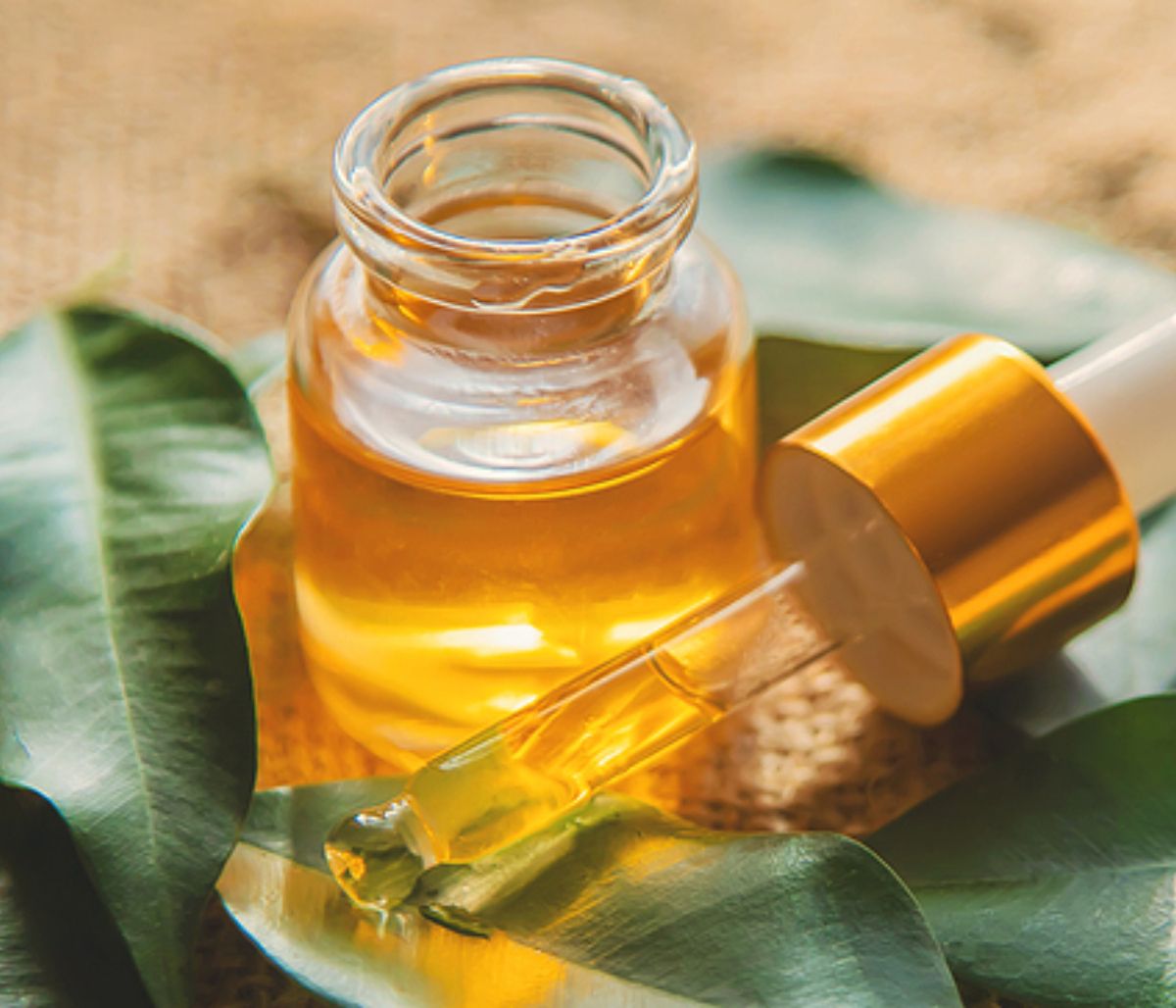 Αιθέριο έλαιο τεϊόδεντρο: Τα οφέλη για την επιδερμίδα σας (video)